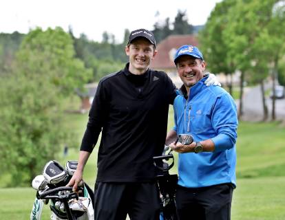 Michael Gregoritsch plays golf with father Werner
