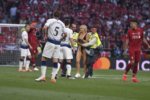 Football, CL Final, Tottenham Hotspur - FC Liverpool, Female speedster on the pitch