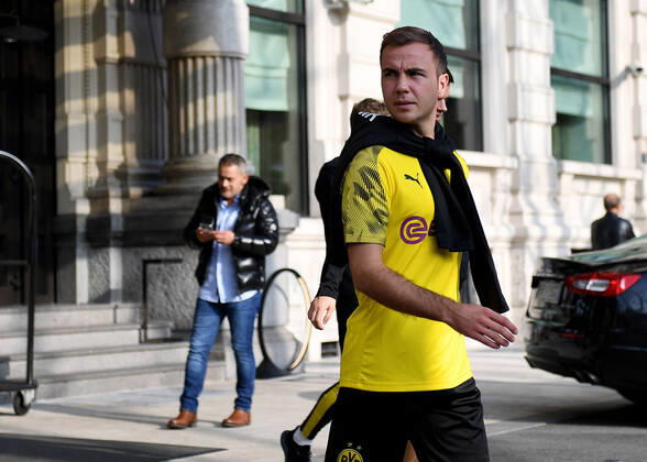 Football, CL, Borussia Dortmund, team leaves hotel in Milan