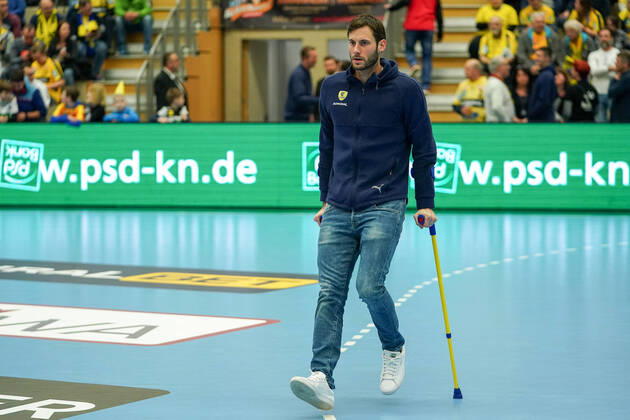 Handball, EHF-Cup, Uwe Gensheimer from the Rhein-Neckar Löwen before the game on crutches
