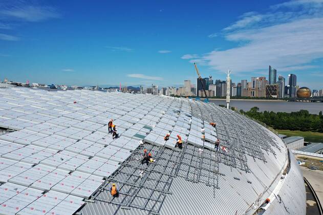 Asienspiele 2022, Bauarbeiten am Dach einer Sportstätte im Hangzhou Sports Park