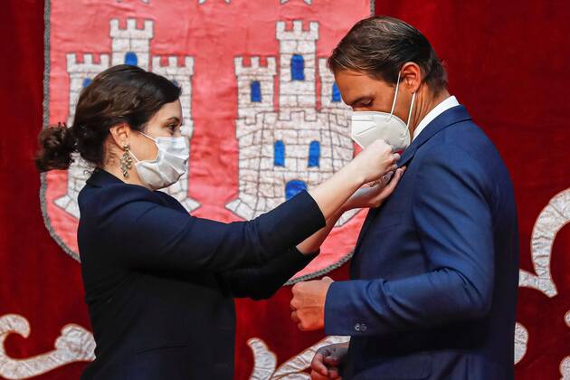 Tennis, Rafael Nadal receives medal in Madrid