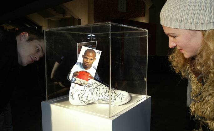 Basketball, BBL, ALBA Berlin and adidas auction off painted basketball shoes to benefit a Berlin children's cancer ward