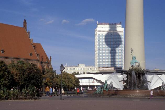 Neptunbrunnen mit Forum-Hotel und Fernsehturm in Berlin