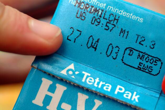 Mindesthaltbarkeitsdatum auf einer Milchpackung