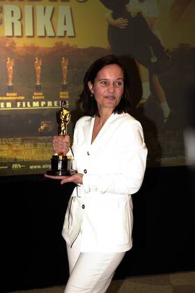 Regisseurin Caroline Link (GER) erhält den Oscar für ihren Film -Nirgendwo in Afrika- in München