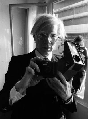 Künstler Andy Warhol (USA) mit seiner Kamera