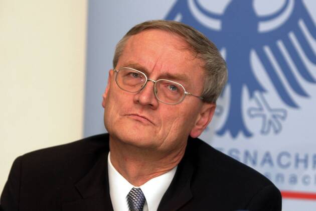 Dr. August Hanning (GER Präsident des Bundesnachrichtendienstes) nachdenklich anlässlich des BND-Symposiums-2003 zum Thema -Nahmittelost- in Pullach