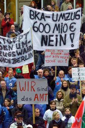 Demonstranten protestieren gegen die Schließung der BKA-Standorte in Wiesbaden und Meckenheim