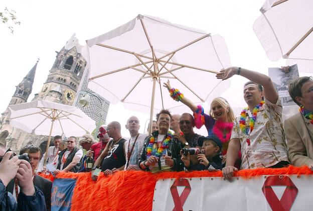 Klaus Wowereit (re., GER SPD Regierender Bürgermeister von Berlin) und daneben Kabarettistin Desiree Nick (GER) mischen kräftig mit beim Christopher Street Day 2004 in Berlin