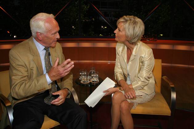 Publizist Wolf Schneider (GER) im Gespräch mit Fernsehmoderatorin Sabine Christiansen (GER) anlässlich ihrer gleichnamigen ARD-Talkshow in Berlin