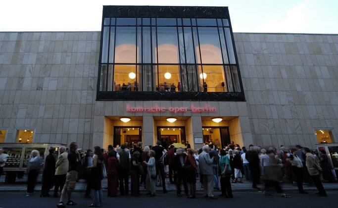 Besucherandrang vor der Komischen Oper im abendlichen Berlin