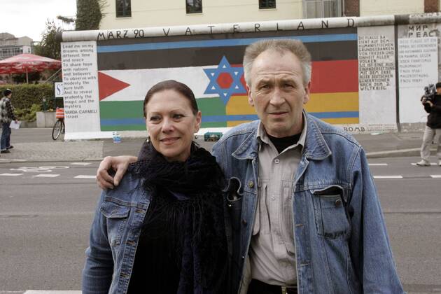 Maler und Fotograf Günther Schäfer (GER) und Malerin Varda Carmeli (ISR) vor ihrem Werk -Vaterland- anlässlich der von Schäfer initiierten Kunstaktion für den Frieden an der East-Side-Gallery in Berlin