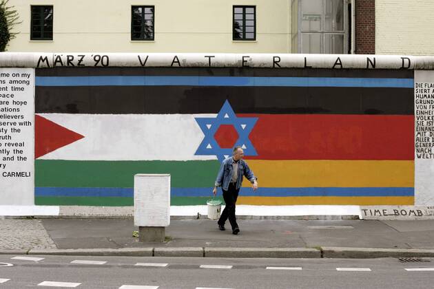 Maler und Fotograf Günther Schäfer (GER) räumt auf nach Fertigstellung des von ihm gemeinsam mit Varsa Carmeli (ISR) geschaffenen Werkes -Vaterland- anlässlich der von ihm initiierten Kunstaktion für den Frieden an der East-Side-Gallery in Berlin