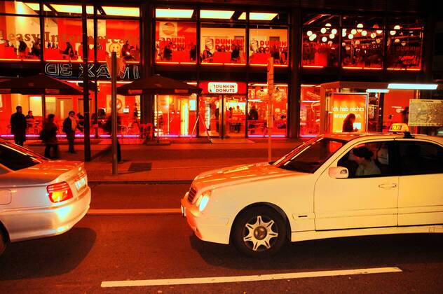 Taxis vor einer Filiale von - Dunkin Donuts - in Berlin