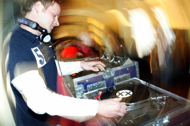 DJ wirbelt an den Plattentellern in der Kaifu-Lodge in Hamburg