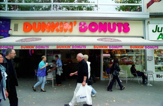 Passanten vor einer Filiale der Coffeebar -Dunkin Donuts- in Berlin