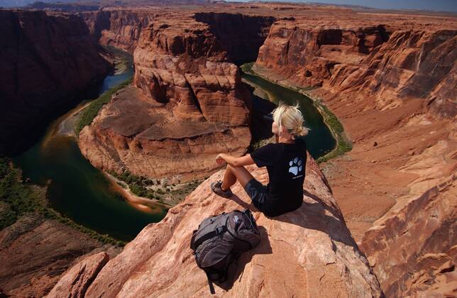 Junge Frau betrachtet den großartigen Grand Canyon