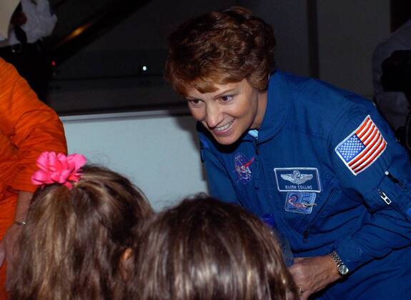 Astronautin Eileen Collins (USA) spricht mit raumfahrtbegeisterten Kids während eines Besuchs im American Museum of Natural History in New York