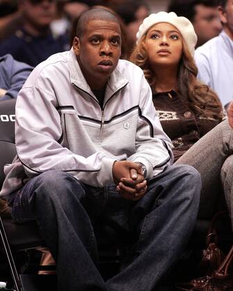 S?ngerin Beyonce Knowles (USA Destinys Child) mit Rapper Jay-Z (USA) am Rande eines Basketballspiels in East Rutherford - (Icon7060657)