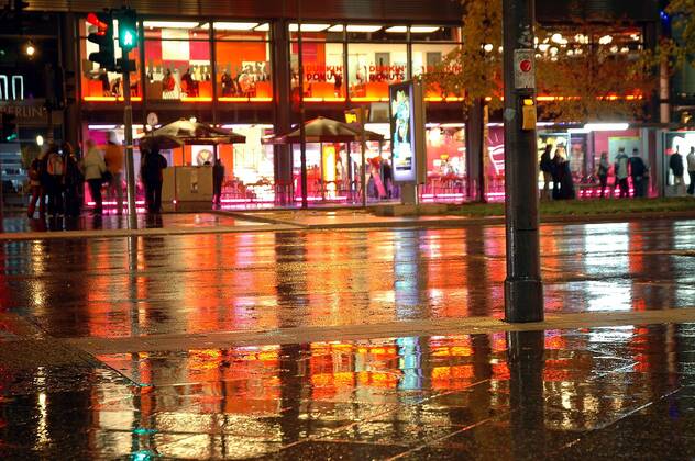 Dunkin Donuts an der Potsdamer Straße im nächtlichen Berlin