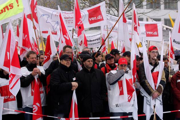 Demonstranten protestieren gegen den bevorstehenden Stellenabbau von 32 000 Arbeitsplätzen durch die Deutsche Telekom - Bonn
