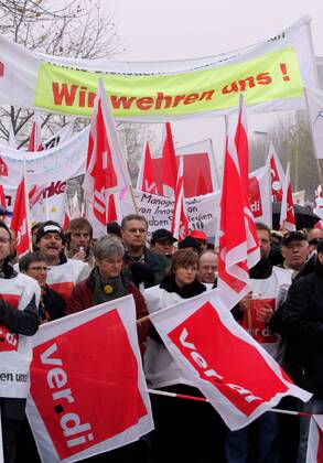 Demonstranten protestieren gegen den bevorstehenden Stellenabbau von 32 000 Arbeitsplätzen durch die Deutsche Telekom - Bonn