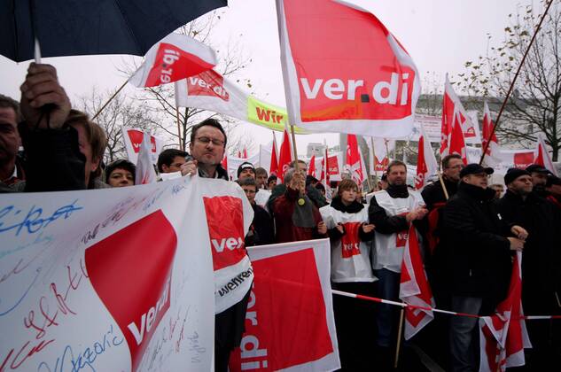 Demonstranten protestieren gegen den bevorstehenden Stellenabbau von 32 000 Arbeitsplätzen durch die Deutsche Telekom - Bonn
