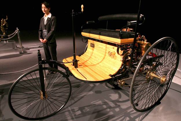 Nachbau des ersten Autos von Karl Benz (Baujahr 1886) mit der Wanderausstellung NEVER FADING LEGEND zu Gast in Peking - 