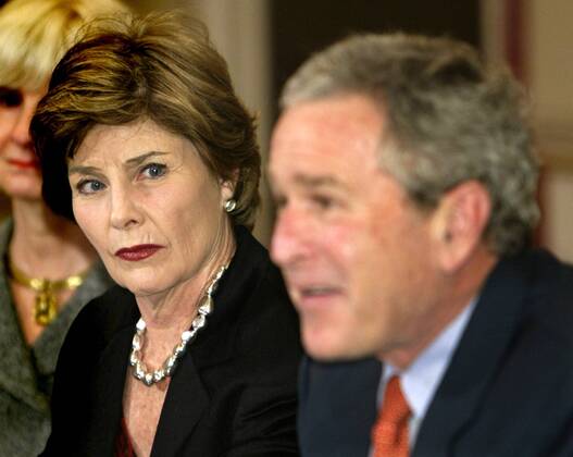 First Lady Laura Bush (li.) betrachtet konzentriert ihren Ehemann Präsident George W. Bush (beide USA) während eines Gespräches mit Sonderbeauftragten über den Wiederaufbau der Golfküste nach den Wirbelstürmen im Weißen Haus in Washington D.C.  wax2006011901