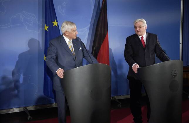 Frank Walter Steinmeier (GER SPD Bundesaußenminister, re.) und Dr. Christian Schwarz-Schilling (GER CDU EU-Sonderbeauftragter Bosnien und Herzegowina) anlässlich einer Pressekonferenz im Auswärtigen Amt in Berlin