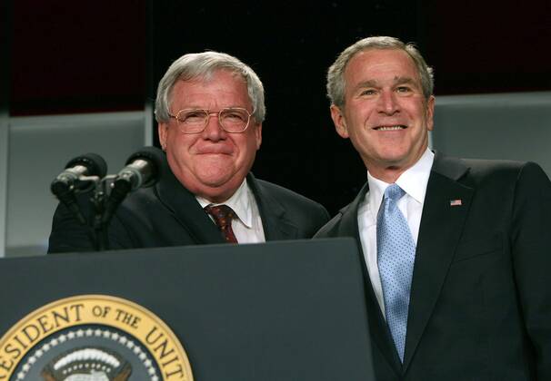 Dennis Hastert (li., USA Sprecher Repräsentantenhaus) neben Präsident George W. Bush (USA) anlässlich der Eröffnung des National Republican Congressional Committee Dinners in Washington DC -  (wax20060316206)