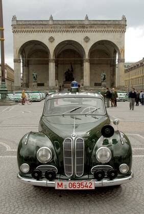 Alter Polizeieinsatzwagen BMW 501 3 der Funkstreife ISAR 12 vor der Feldherrnhalle am Odeonsplatz in München