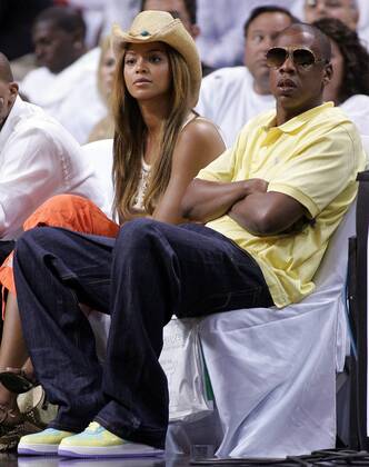 Rapper Jay-Z und S?ngerin Beyonce Knowles (beide USA) w?hrend des NBA-Playoff-Spiels der New Jersey Nets gegen Miami Heat in Miami (icon78953213)