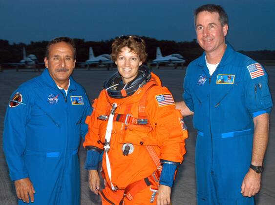 Astronauten Charlie Camarda (li.) und Steve Robinson (re., beide Mission Specialists) mit Commander Eileen Collins (USA) nach absolvierten Trainingseinheiten für die Mission STS 114 auf der Shuttle Landing Facility des NASA Kennedy Space Center auf Cape Canaveral  wax20050725101