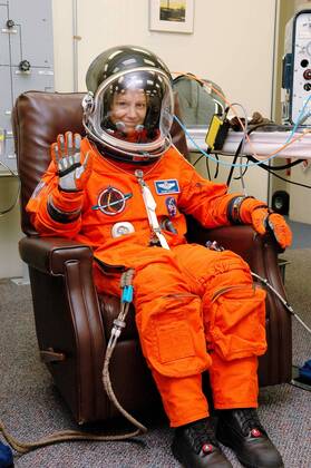 Commander Eileen Collins (USA Mission STS 114) während einer medizinischen Untersuchung auf Cape Canaveral  wax200507261043