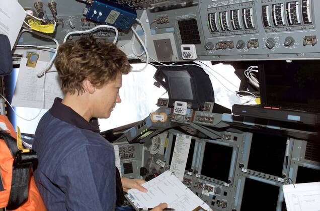 NASA Mission STS 114 - Commander Eileen Collins (USA) an Bord des Raumschiffes - Discovery -  wax20050730209