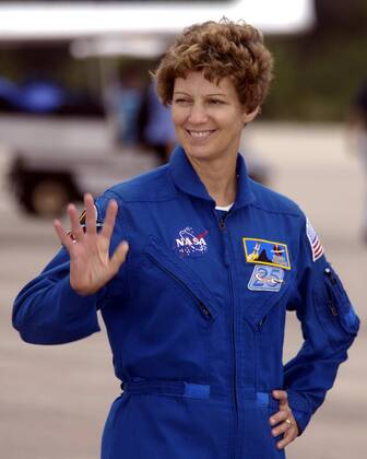 Commander Eileen Collins (USA Mission STS 114) winkend anlässlich ihrer Ankunft im Kennedy Space Center auf Cape Canaveral  ksp2005070902