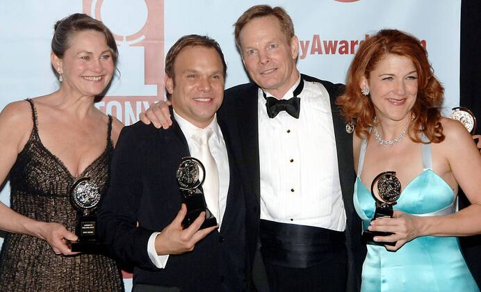 Schauspieler v.l.n.r.: Cherry Jones, Norbert Leo Butz, Bill Irwin und Victoria Clark (alle USA) als glückliche Preisträger anlässlich der 2005 Tony Awards in New York -  (nyp2005060512)