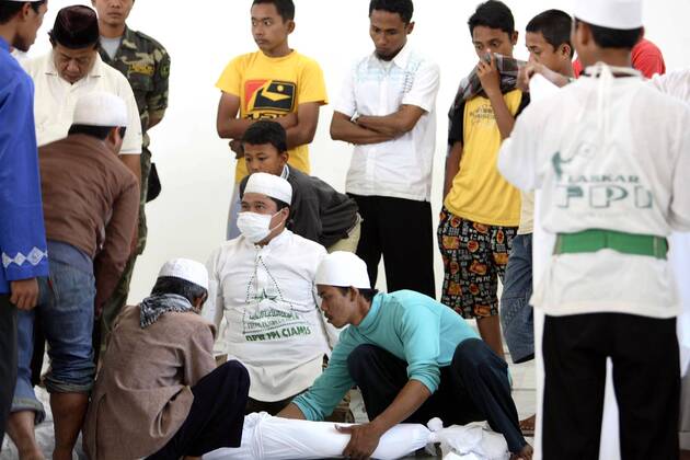 Rettungskräfte bereiten anonyme Todesopfer des Tsunami in Pangandaran auf Java für die Beerdigung vor - Indonesien 