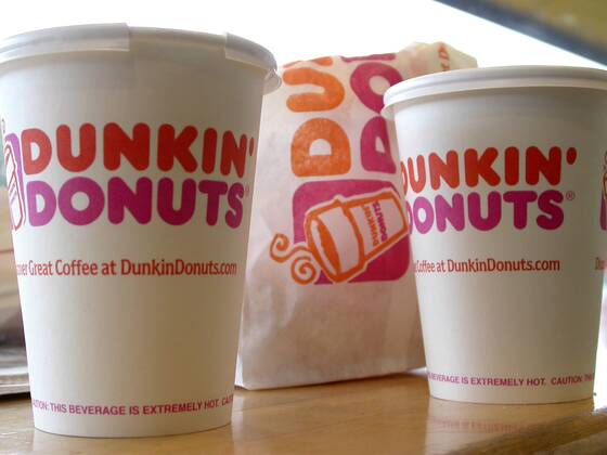 Kaffeebecher der Fastfood-Kette - Dunkin Donuts - in Berlin
