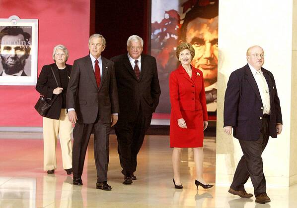Präsident George W. Bush (2.v.li.) und First Lady Laura Bush (2.v.re., beide USA) unternehmen zusammen mit Dennis Hastert (Mitte, USA Sprecher des Repräsentantenhauses), dessen Ehefrau Jean und Historiker Richard Norton Smith (beide USA) einen Rundgang durch das Abraham Lincoln Museum mit Historiker Richard Norton Smith (alle USA) in Springfield -  (gxp2005041903)