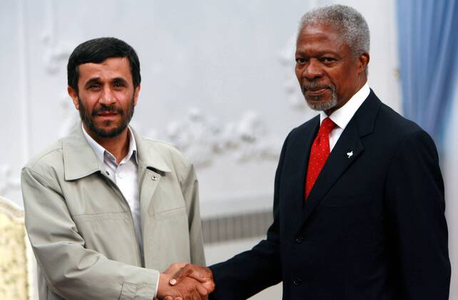 Präsident Mahmoud Ahmadinejad (li., IRI) und Kofi Annan (re., GHA UN-Generalsekretär) reichen sich die Hände anlässlich ihres Treffens in Teheran - 