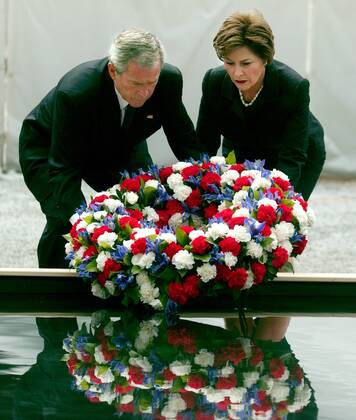 Präsident George W. Bush mit Ehefrau Laura (beide USA) während der Kranzniederlegung anlässlich des Gedenkens an die Opfer des 11. September 2001 am Ground Zero in New York -  (WAX20060910104)