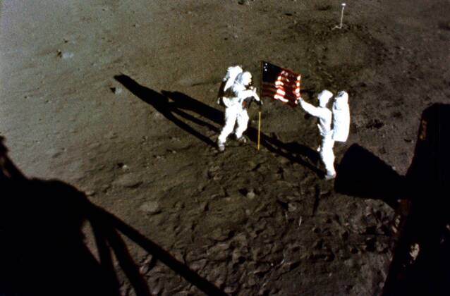 Astronauten Edwin Eugene - Buzz - Aldrin Jr. und Neil Alden Armstrong (beide USA) mit der amerikanischen Nationalflagge auf der Mondoberfläche während der Apollo 11-Mission -  (was2004010902)