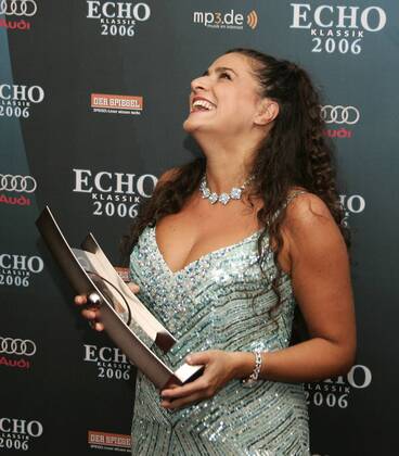 Preisträgerin Cecilia Bartoli (ITA Mezzosopranistin) freut sich über ihre Trophäe anlässlich der Verleihung des Echo Klassik 2006 in München
