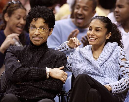 Sänger Prince und Ehefrau Manuela Testolini (beide USA) verfolgen gemeinsam das Basketballspiel der Los Angeles Lakers gegen die Miami Heat im Staples Center in Los Angeles -  (lap2004122522)