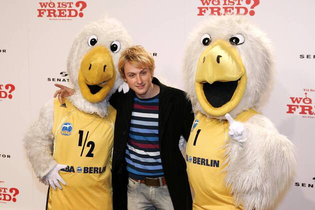 Axel Schreiber gestorben Schauspieler Axel Schreiber (GER) mit Maskottchen anlässlich der Premiere des Films - Wo ist Fred? - in Berlin