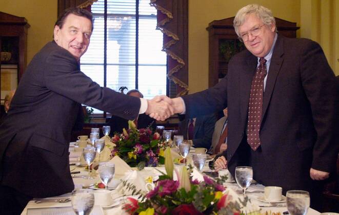 Bundeskanzler Gerhard Schröder (GER SPD) und Dennis Hastert (USA Republikaner Sprecher Repräsentantenhaus) anlässlich eines Treffens in Washington  (WAP2001032926)