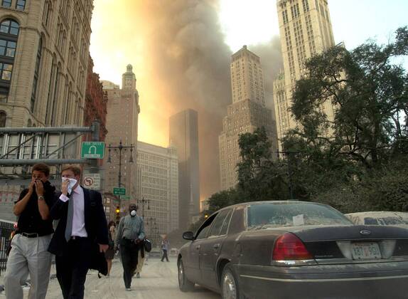 Geschäftsleute flüchten vor den brennenden Türmen des World Trade Centers in New York nach den Terroranschlägen vom 11. September -  (nyc2001091103)
